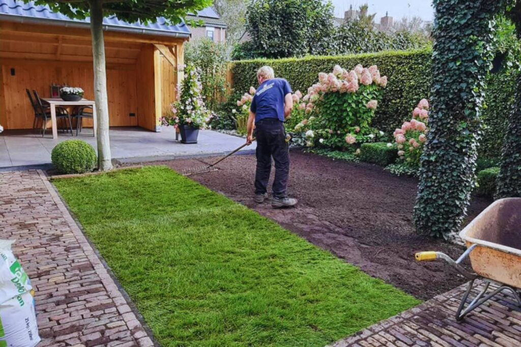 Hovenier legt nieuw gazon aan
