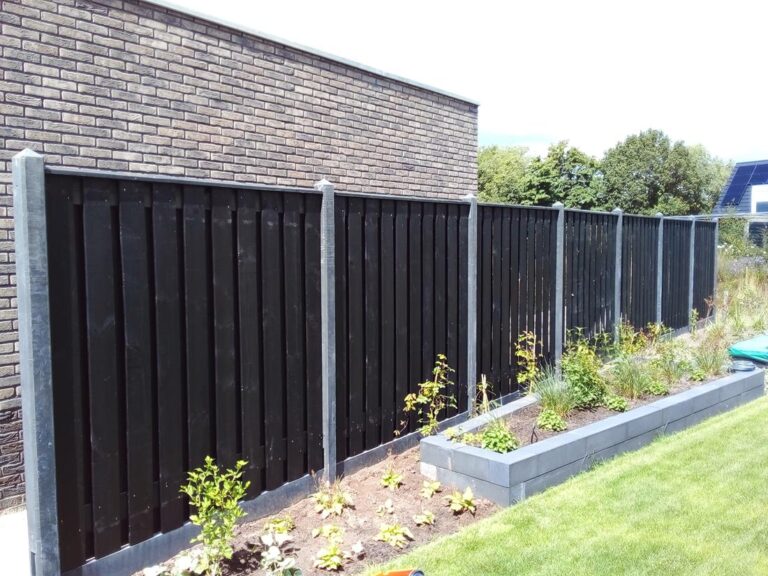 nieuwe schutting geplaatst door hoveniersbedrijf